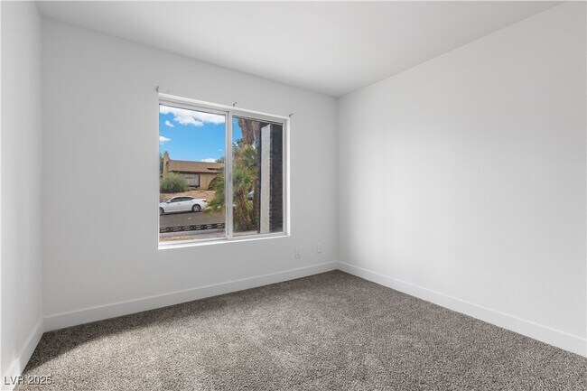 Building Photo - 4092 Ridgewood Ave