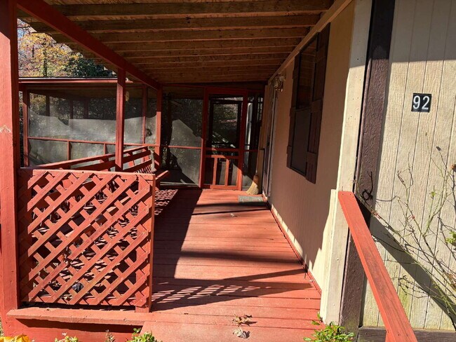 Building Photo - "Charming 3-Bedroom with 2 Full Baths in Hendersonville!"