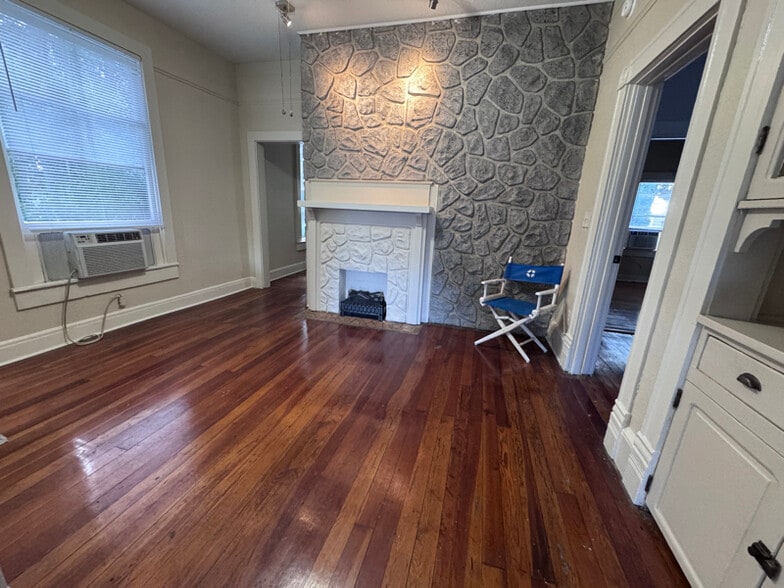 Building Photo - 114 NE Tuscawilla Ave