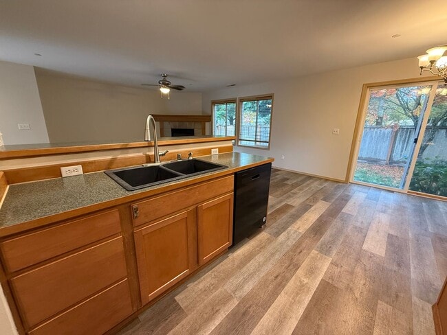 Building Photo - 3 Bedroom DuPont Home for Rent