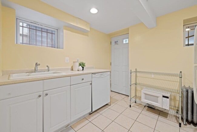 Building Photo - Gorgeous, Spacious 4BR with Updated Kitche...