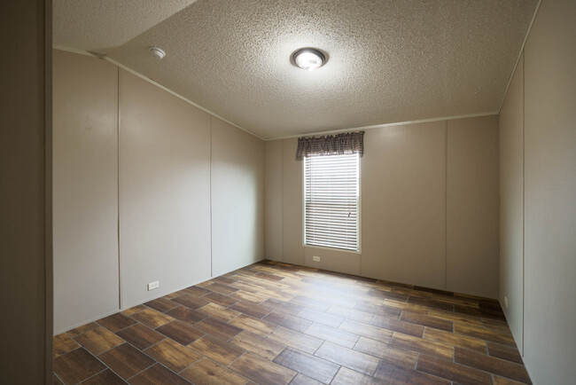 Secondary bedroom w/ vaulted ceilings. - 1225 Orizaba