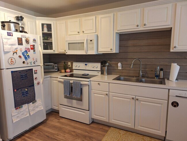 Building Photo - Walking distance to UT/ Very short walk