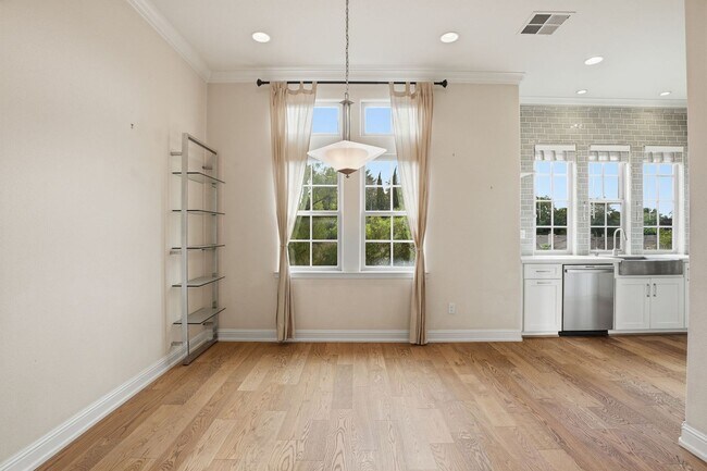 Building Photo - Gorgeous 2 Bed, 2.5 Bath Townhome in Exclusive Reflection Community!