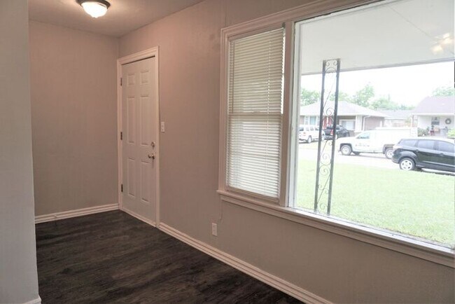 Building Photo - 3 Bed 2 Bath 1 Car Garage -The Village NW OKC