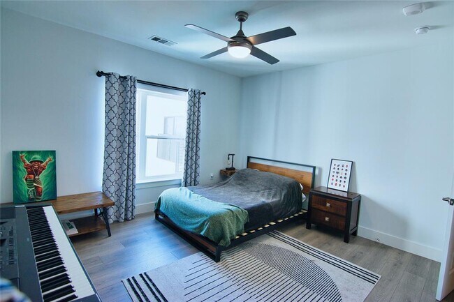 Building Photo - 2213 Poquito St