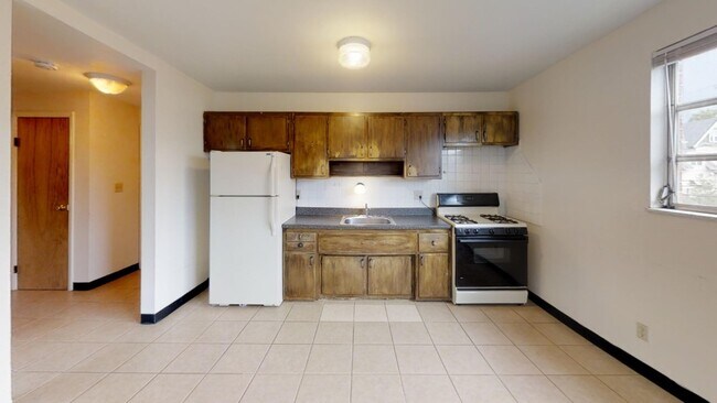 Building Photo - 107 E 16th Ave