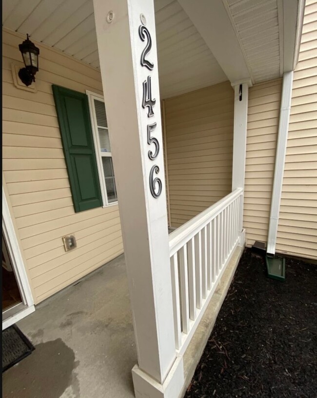 Building Photo - 3 bedroom 2.5 bathroom Nashboro Village To...