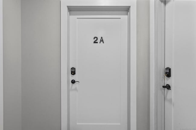 Building Photo - 111 Bank St