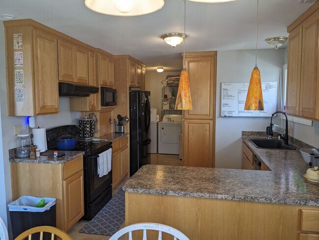 Building Photo - Cherry St Duplex