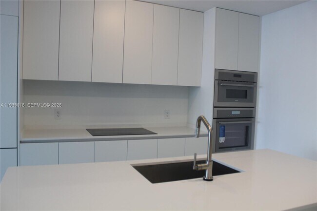 Building Photo - 700 NE 24th St