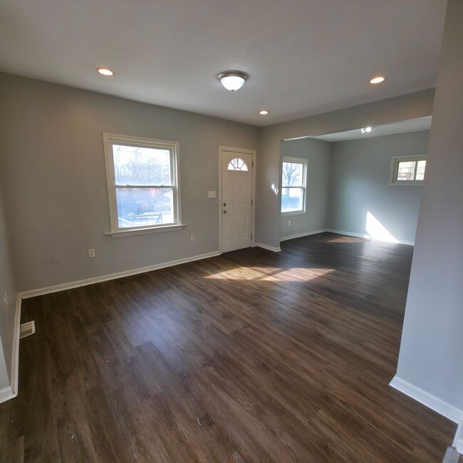 Building Photo - CLE 3 bed, 1 bath Single Family Home- Avai...