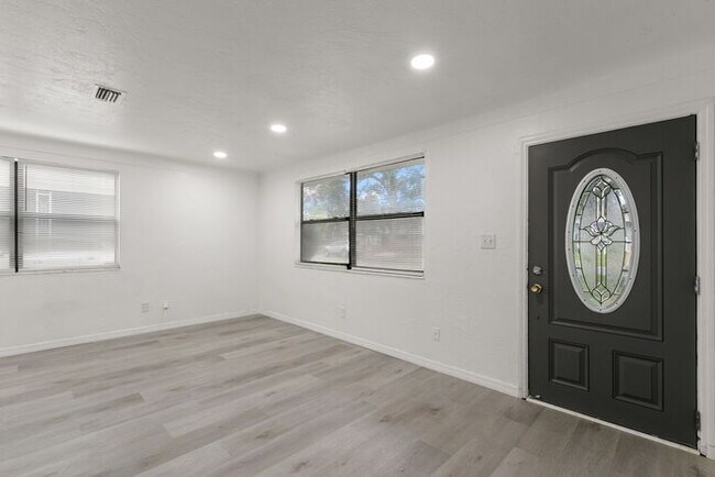 Building Photo - NEWLY RENOVATED Home For Rent in St Peters...