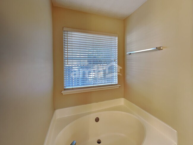 Building Photo - 4810 Lake Park Ter