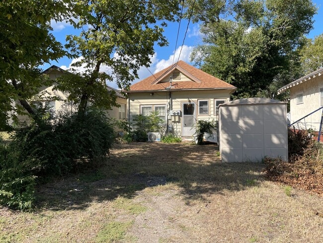 Building Photo - 1 bedroom duplex close to Dillons