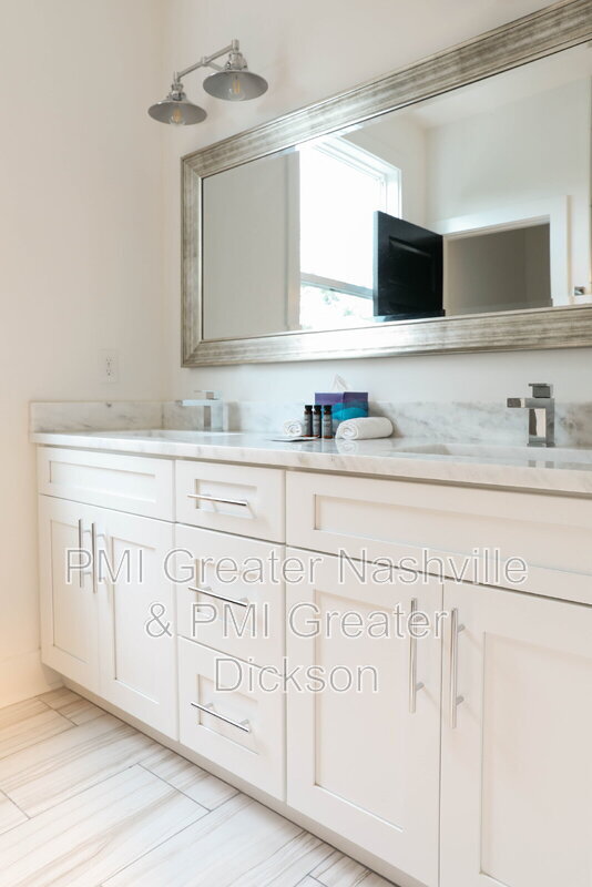 Building Photo - 11 N Hill St