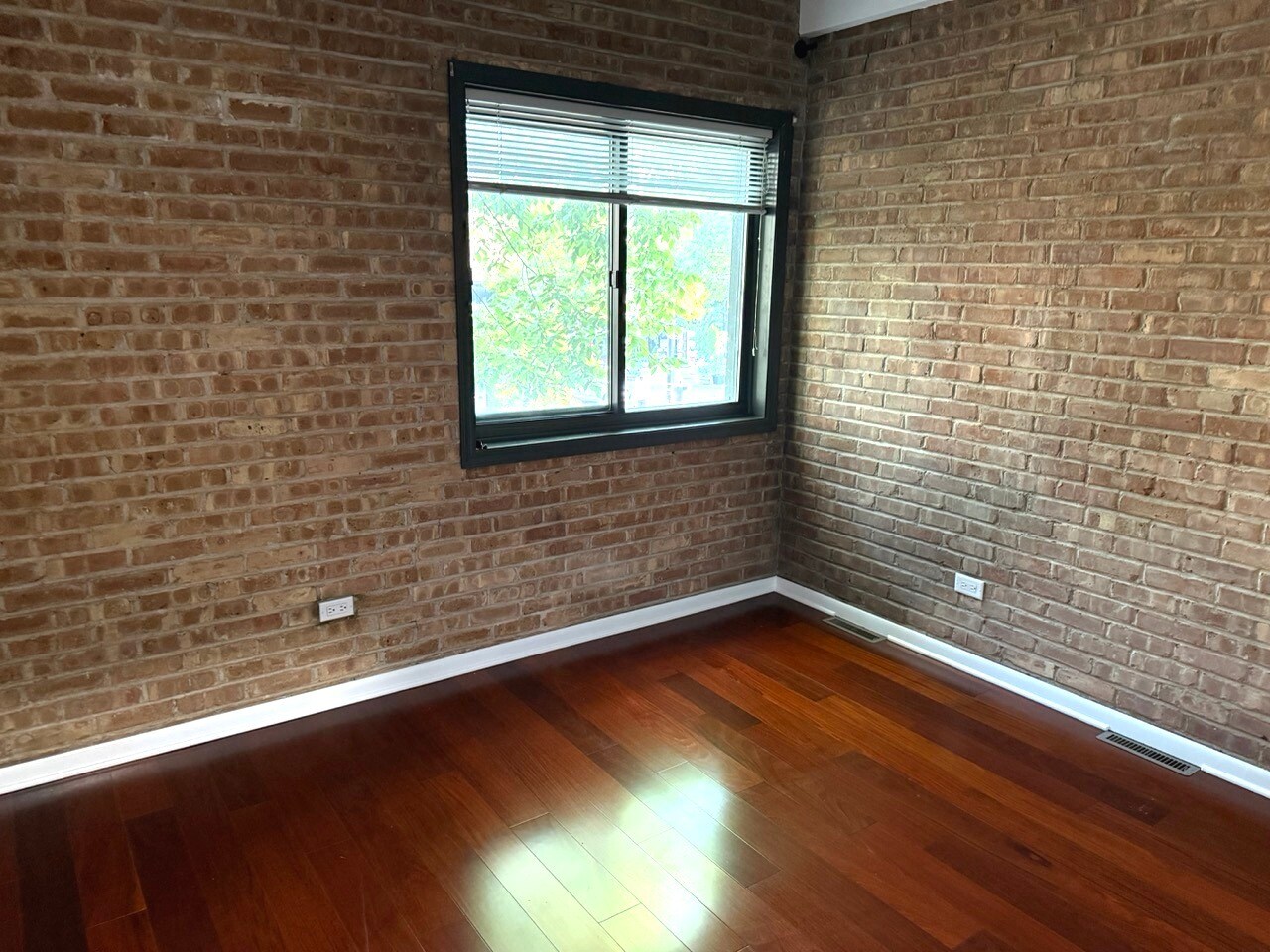 Building Photo - 646 W Belden Ave