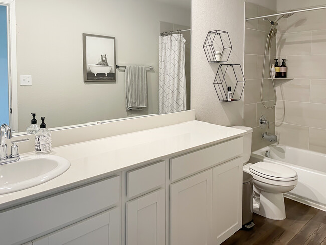 Upstairs secondary bathroom with tub/shower combo and lots of storage - 897 Lone Peak Way