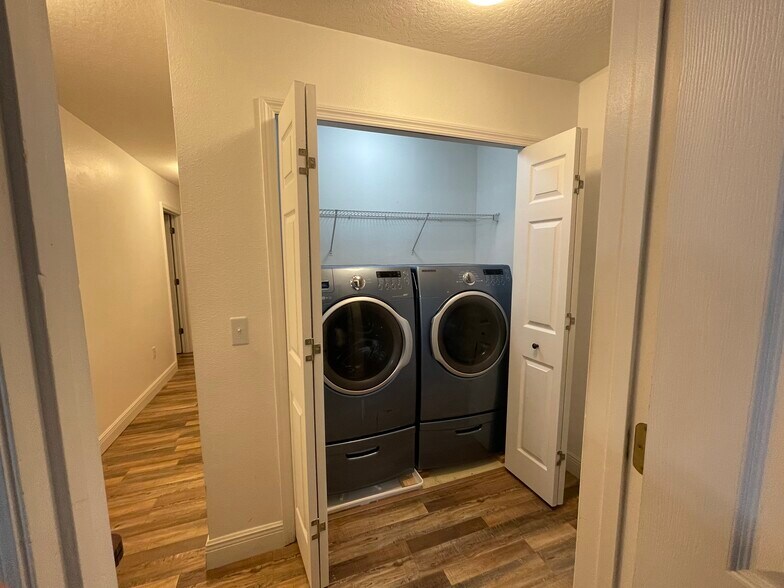 Building Photo - 2452 Hassonite St