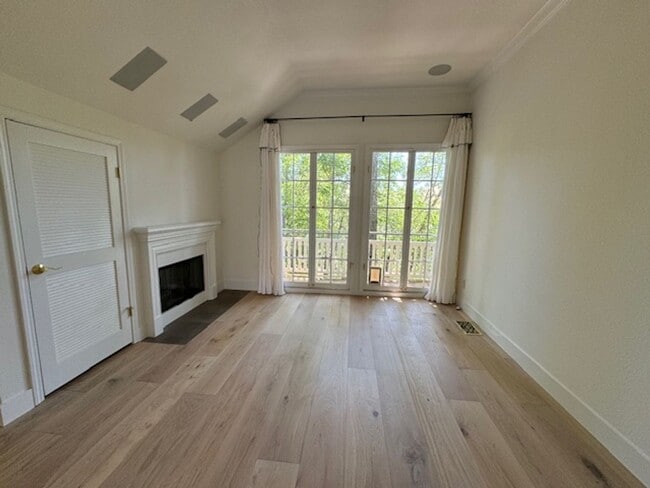 Building Photo - Tri-level townhome in highly desirable Dia...