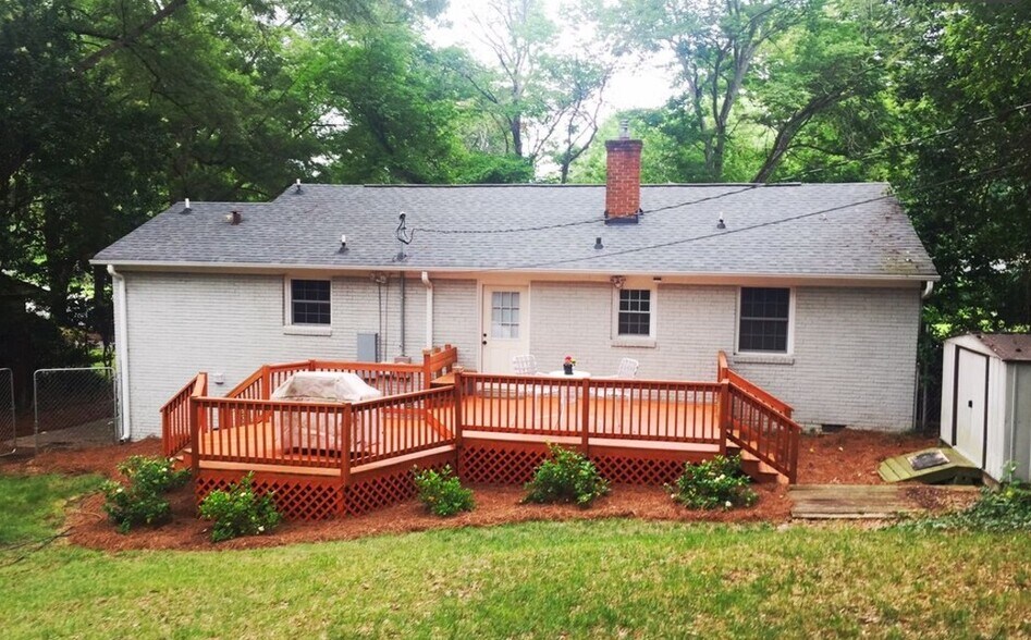 Back deck and fenced in yard - 4922 Baylor Dr