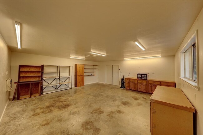 Building Photo - 115 Chaparral Pl W
