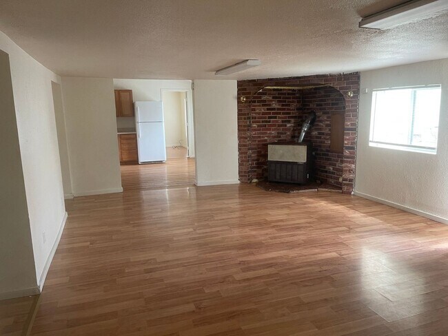 Building Photo - Large downstairs 4 Bedroom apartment in Winston