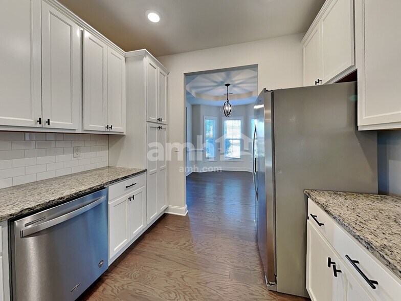 Building Photo - 102 White Ash Ln