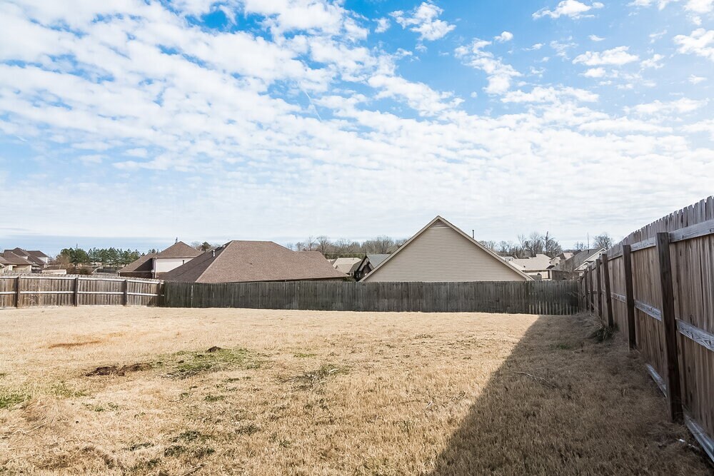 Building Photo - 2847 S Cherry Dr