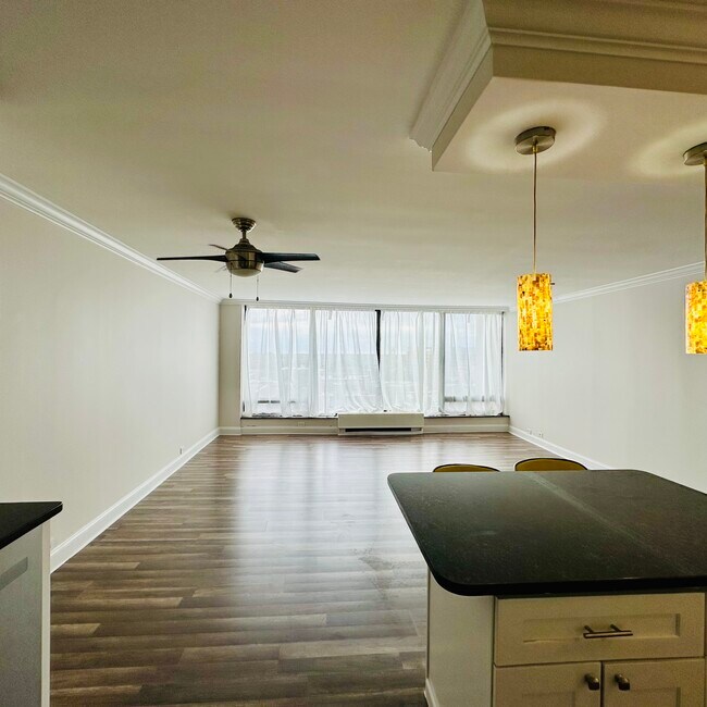 Building Photo - 5445 N Sheridan Rd