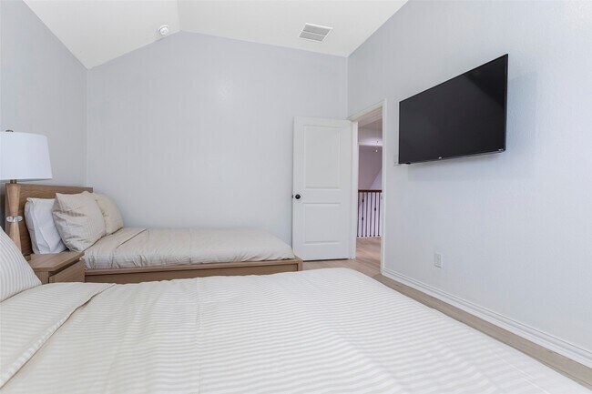 Building Photo - 29110 Davenport Dr