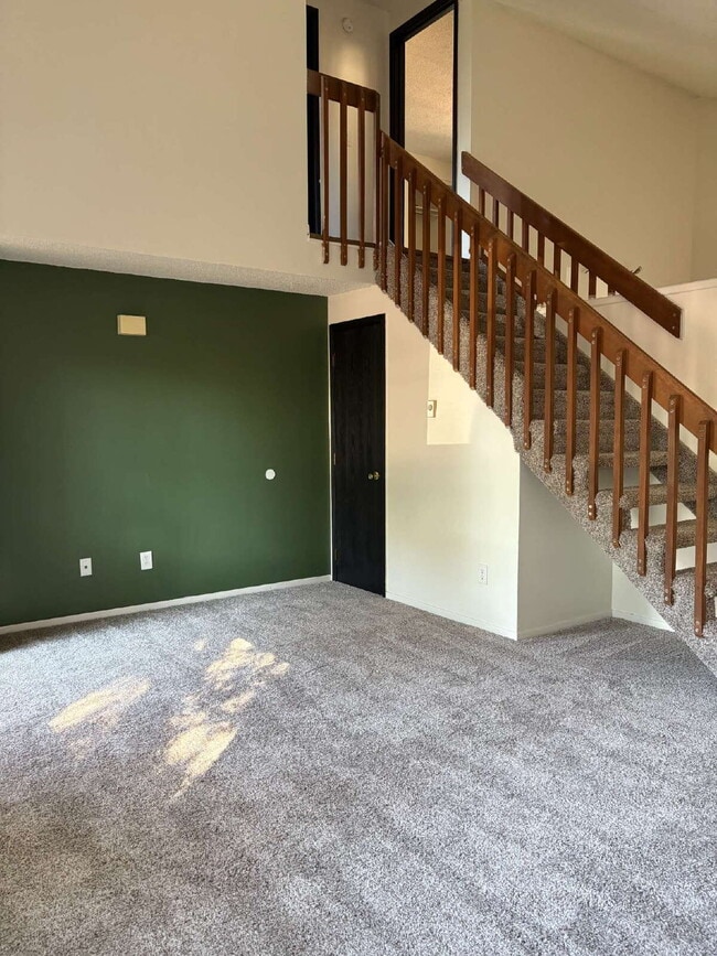 Building Photo - 2 bedroom duplex - Bennett