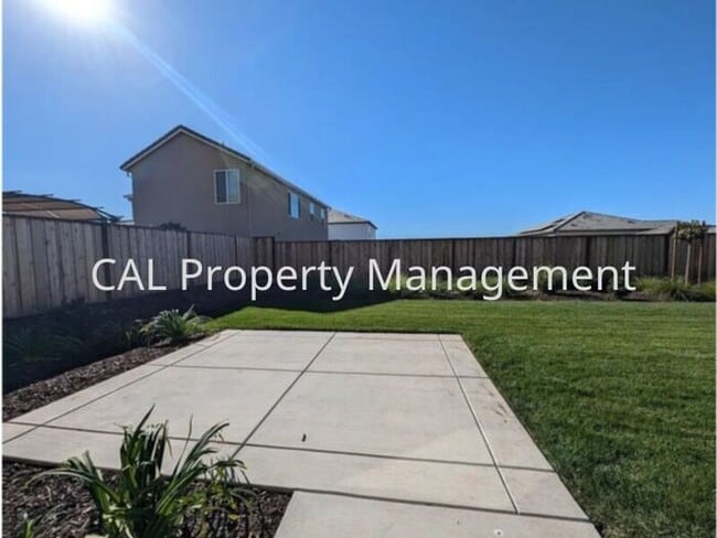 Building Photo - Beautiful 5 Bedroom Home in Hollister