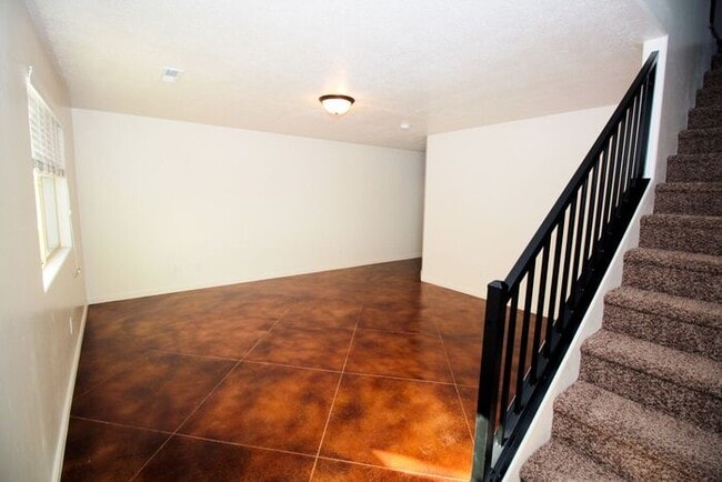 Building Photo - 3 bed, 2.5 bath town house *Internet Included