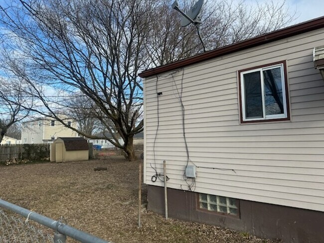 Building Photo - Quaint 3 bedroom in bustling Eastpointe