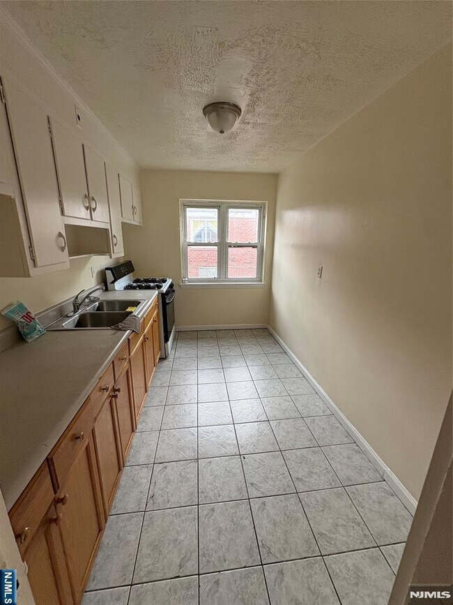 Building Photo - 138 Midland Pl