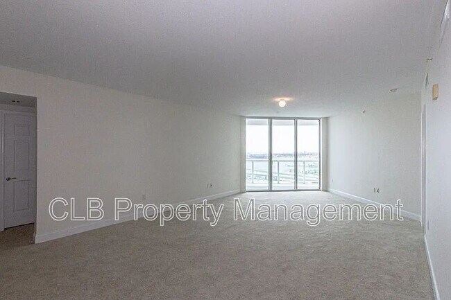 Building Photo - Large 2 bedroom/2 bath condo on the river