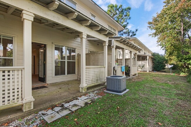 Building Photo - "Charming 3-Bedroom Townhouse Oasis in Destin!"