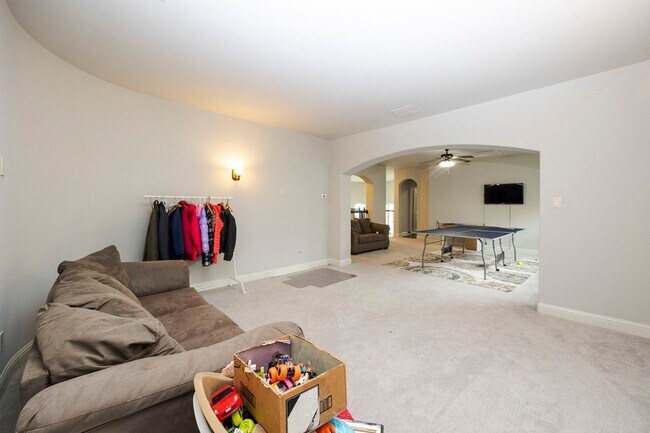 Building Photo - 5579 Lightfoot Ln