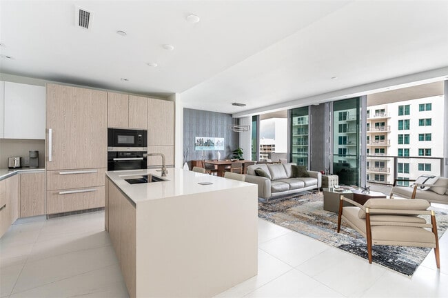 Building Photo - 3100 N Ocean Dr