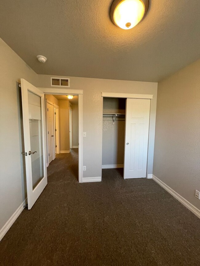 Building Photo - Start a Lease by 2/28/25 and pay $2,800 fo...