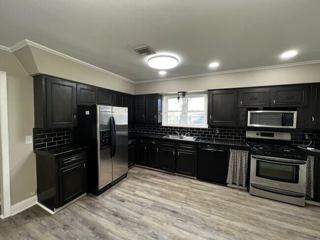 Building Photo - 2 Bedroom, 1 bathroom, Brick home , Stainless appliances, with Large Yard and Covered Parking.