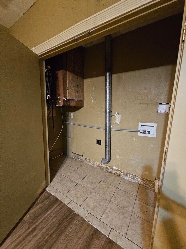 Building Photo - (3) Bed/(1.5) Bath Avail NOW! Pet Negotiable!