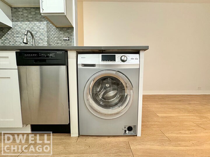 Building Photo - 515 W Belmont Ave