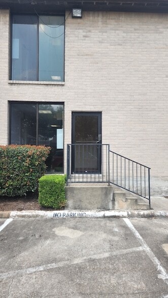 Building Photo - 3025 Walnut Bend Ln