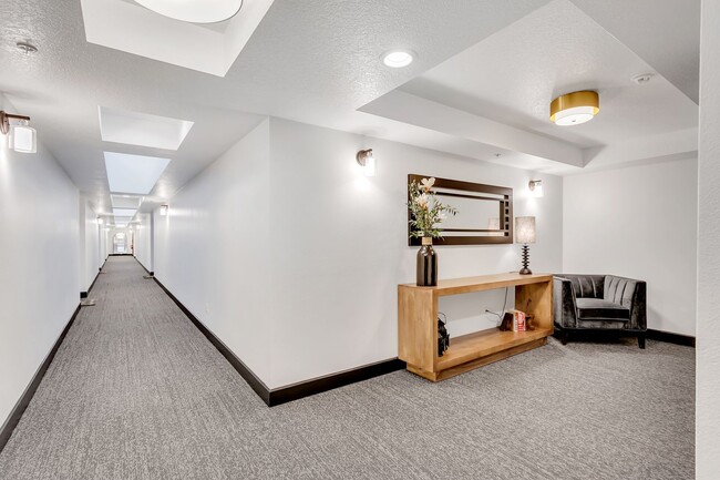Building Photo - Luxury One-Bedroom Condo in Downtown Gresh...