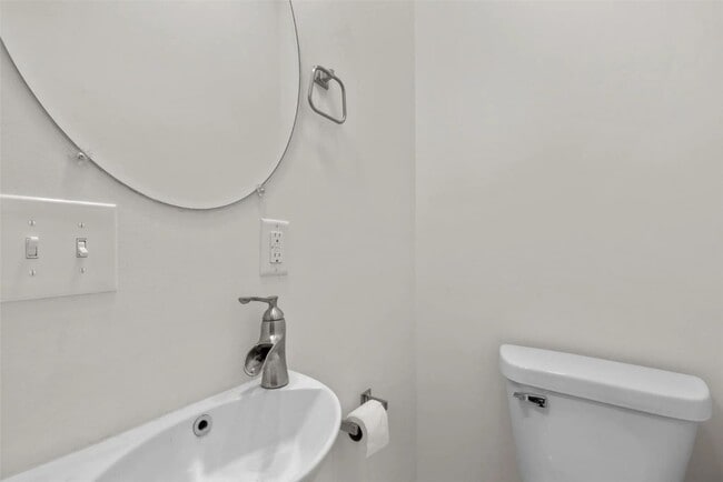 Building Photo - 5756 De Giverville Ave