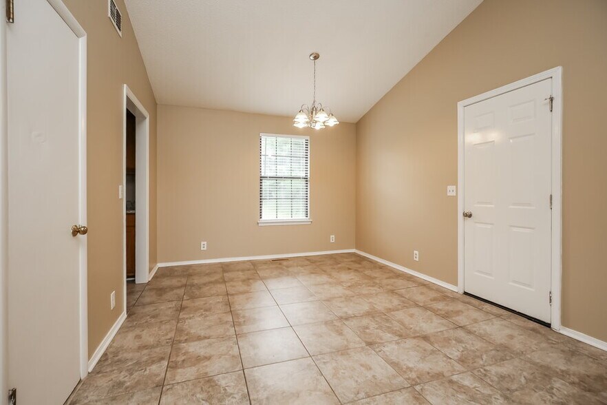 Building Photo - 2621 Deerpath Dr
