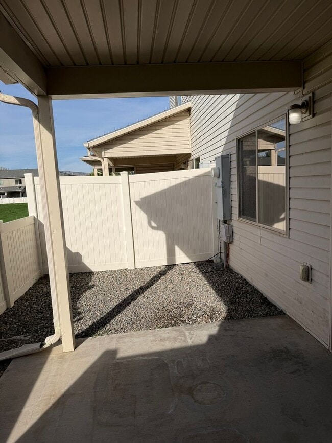 Building Photo - 2484 1/2 Brokwillow Loop