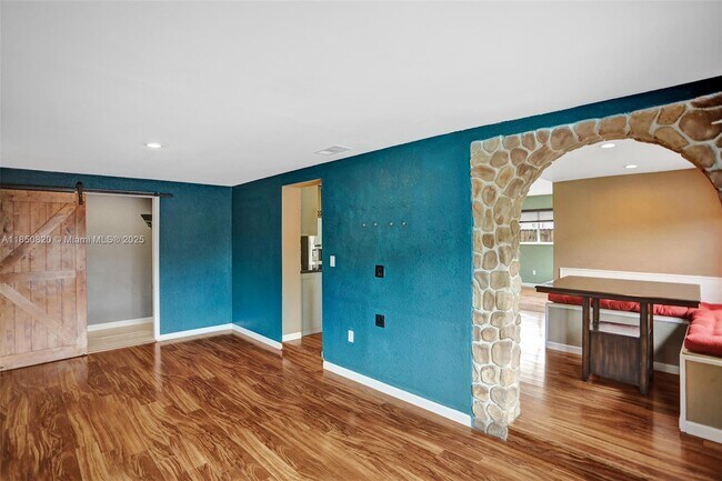 Building Photo - 7245 S Waterway Dr